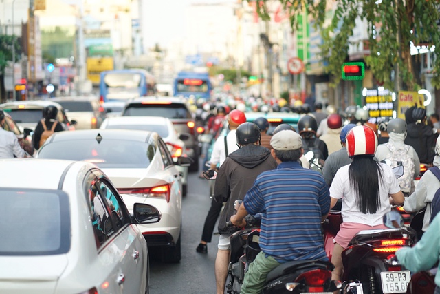 Người dân TP.HCM hào hứng đi thử xe buýt điện mới toanh, tiết lộ điều bất ngờ ngay từ ngày đầu tiên vận hành- Ảnh 8.