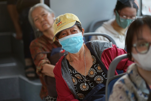 Người dân TP.HCM hào hứng đi thử xe buýt điện mới toanh, tiết lộ điều bất ngờ ngay từ ngày đầu tiên vận hành- Ảnh 4.