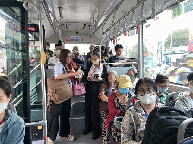 Người dân TP.HCM hào hứng đi thử xe buýt điện mới toanh, tiết lộ điều bất ngờ ngay từ ngày đầu tiên vận hành- Ảnh 2.