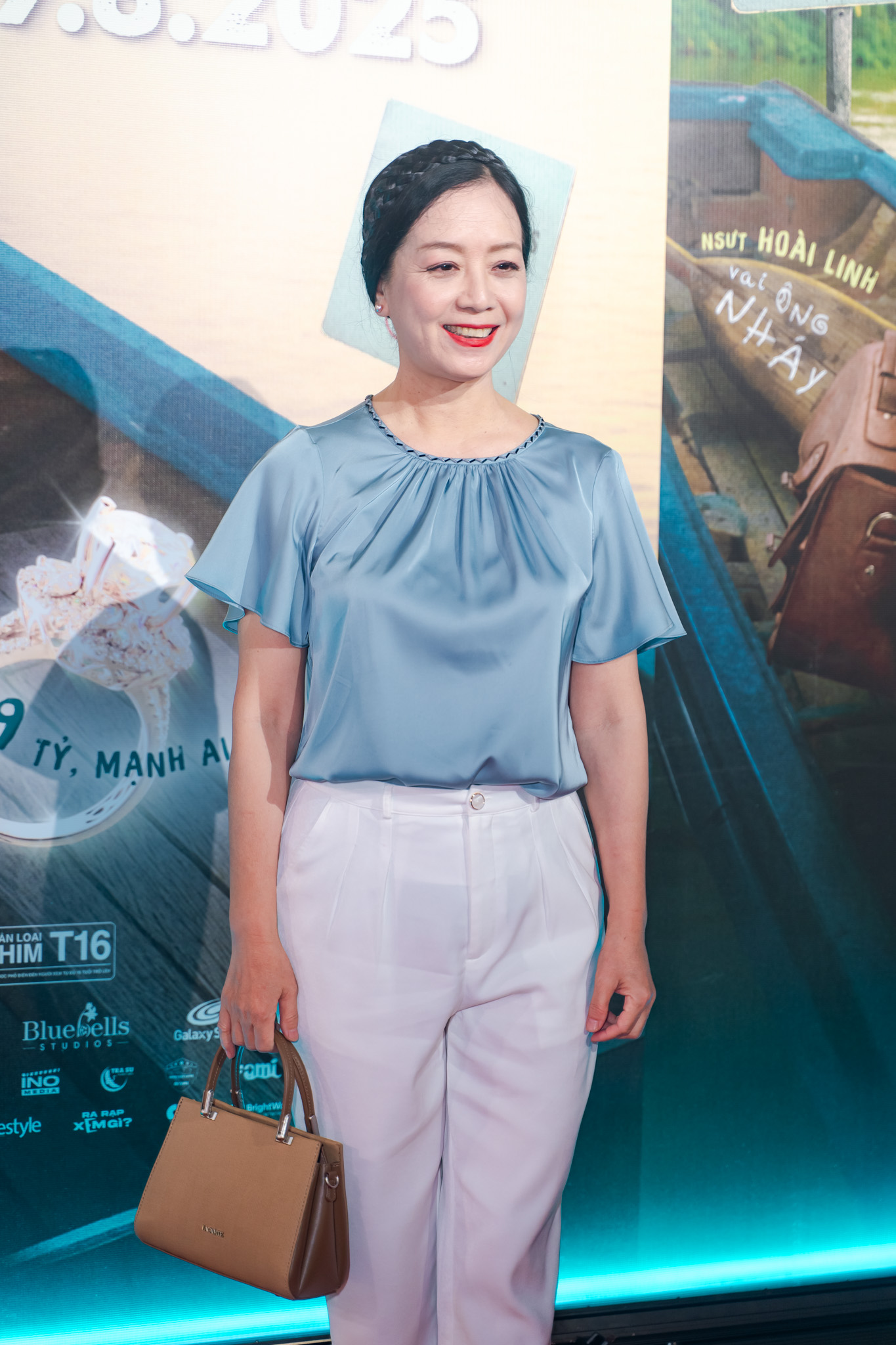 Thảm đỏ hot nhất hôm nay: Nghệ sĩ Hoài Linh lộ diện mạo khác lạ, 1 nhân vật đeo 100 cây vàng khiến ai cũng sốc- Ảnh 13.