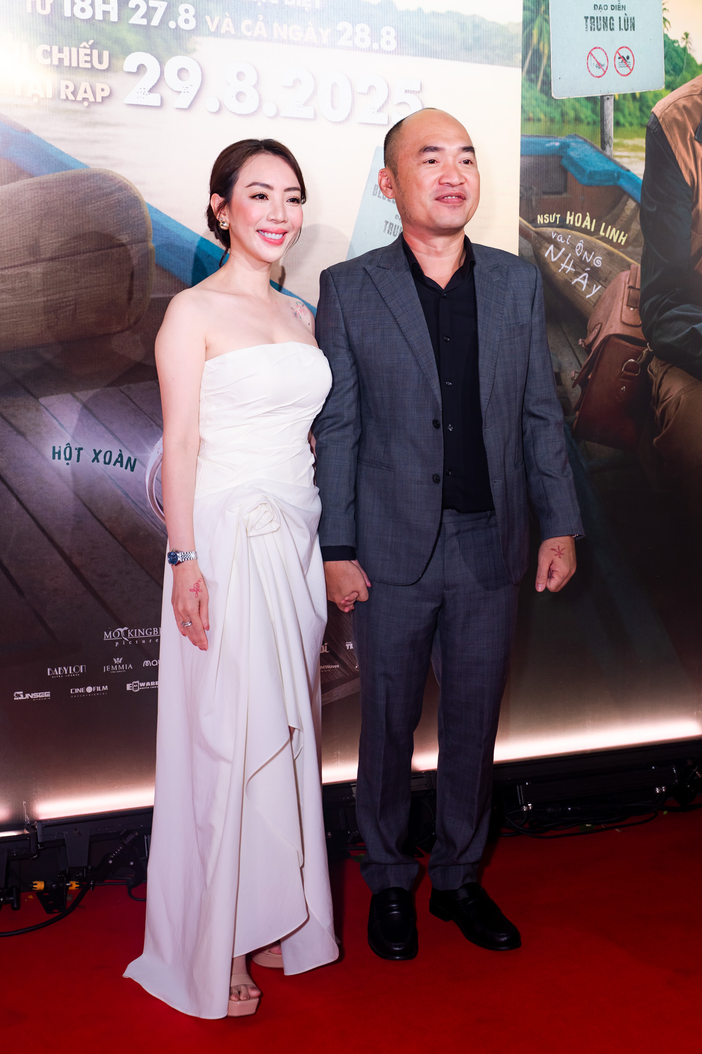 Thảm đỏ hot nhất hôm nay: Nghệ sĩ Hoài Linh lộ diện mạo khác lạ, 1 nhân vật đeo 100 cây vàng khiến ai cũng sốc- Ảnh 8.