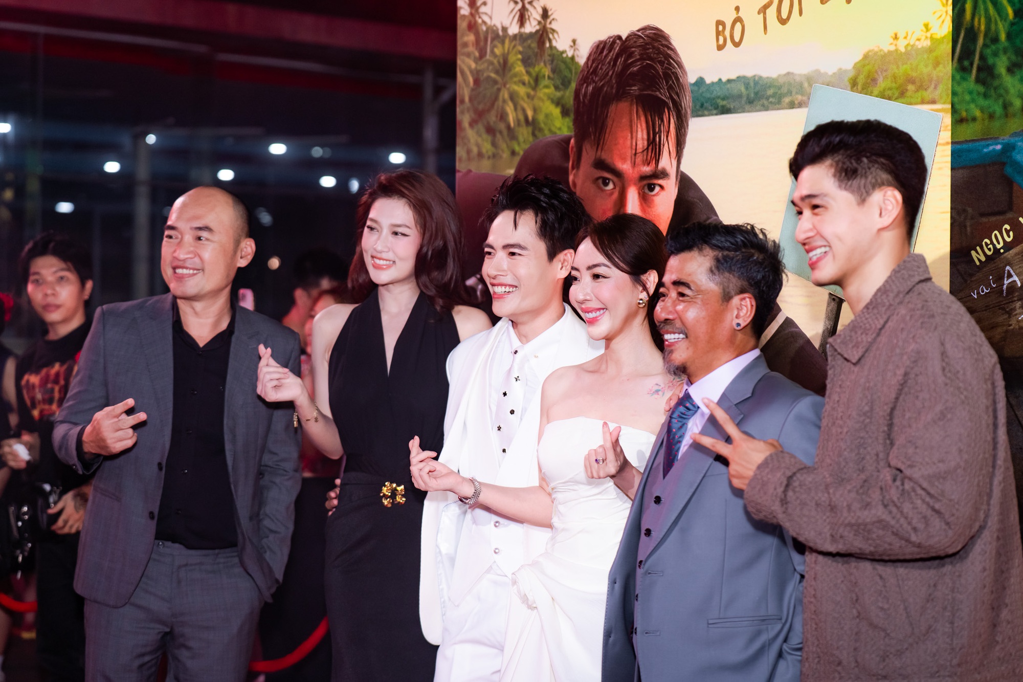 Thảm đỏ hot nhất hôm nay: Nghệ sĩ Hoài Linh lộ diện mạo khác lạ, 1 nhân vật đeo 100 cây vàng khiến ai cũng sốc- Ảnh 7.