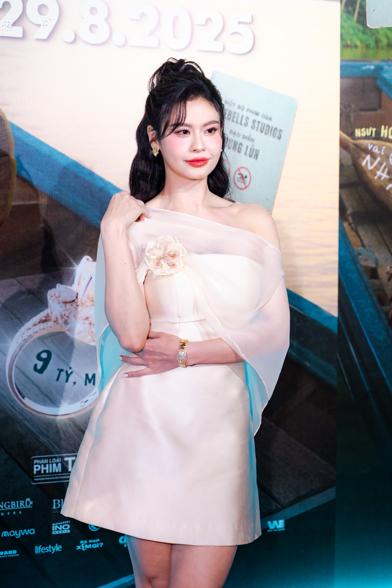 Thảm đỏ hot nhất hôm nay: Nghệ sĩ Hoài Linh lộ diện mạo khác lạ, 1 nhân vật đeo 100 cây vàng khiến ai cũng sốc- Ảnh 9.