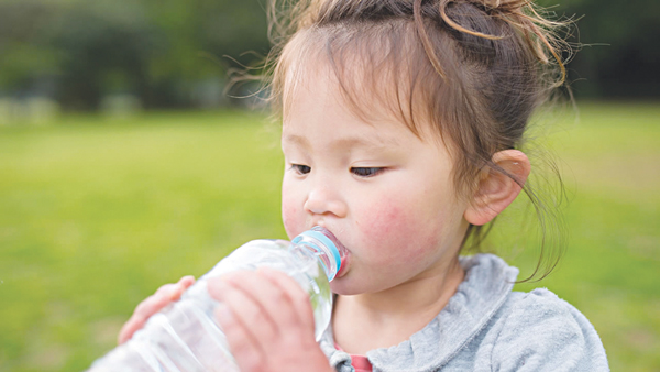 Cảnh báo nguy cơ say nắng ở trẻ nhỏ trong mùa hè: 5 bước sơ cứu khẩn cấp cha mẹ cần biết- Ảnh 4.