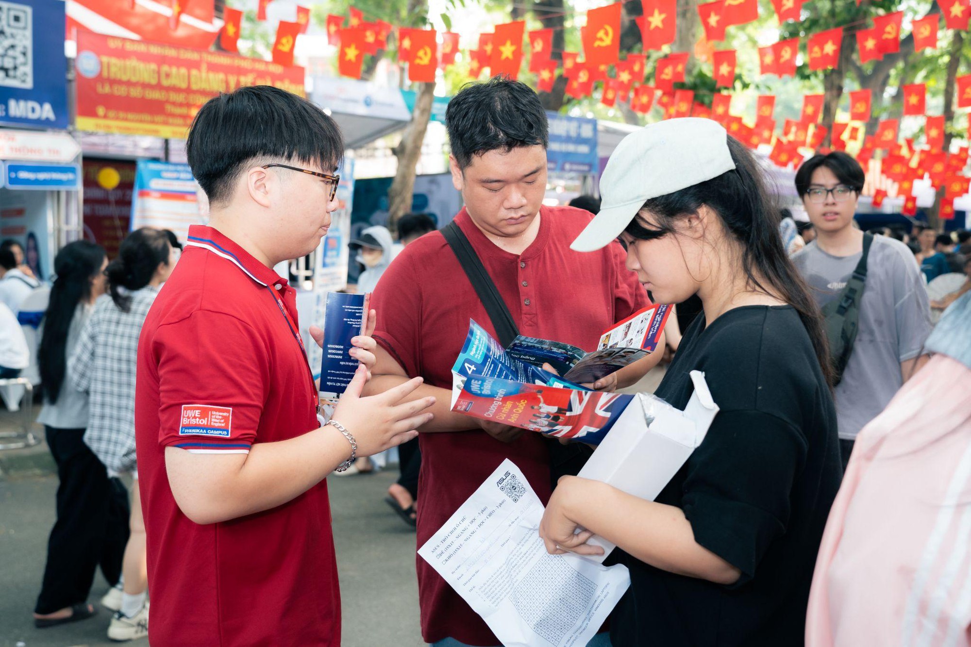 Sau “cơn bão” điểm chuẩn, 2k7 nên làm gì? Chuyên gia hé lộ lựa chọn giá trị hơn nguyện vọng 1- Ảnh 1. Sau “cơn bão” điểm chuẩn, 2k7 nên làm gì? Chuyên gia hé lộ lựa chọn giá trị hơn nguyện vọng 1- Ảnh 1.