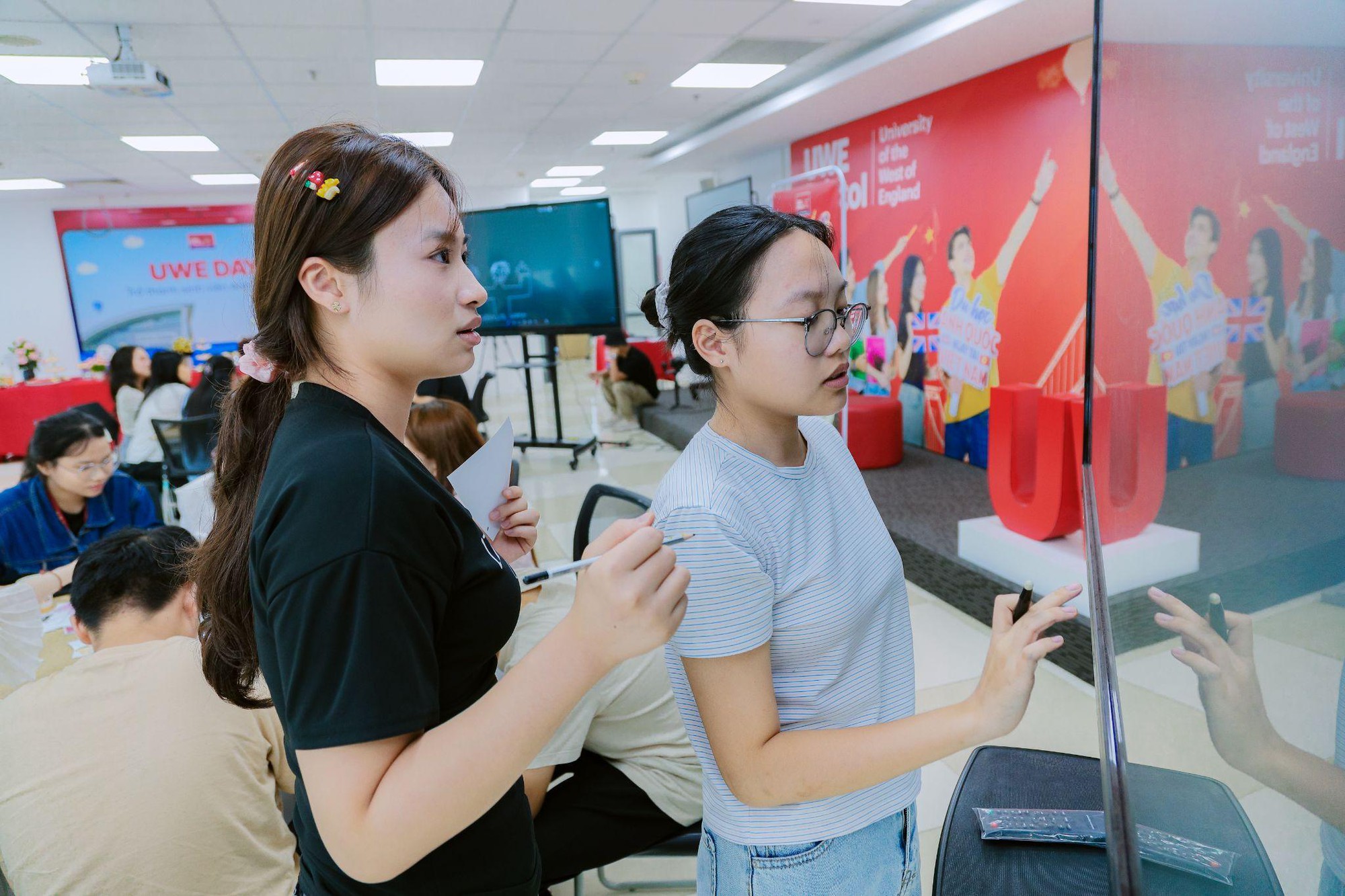 Sau “cơn bão” điểm chuẩn, 2k7 nên làm gì? Chuyên gia hé lộ lựa chọn giá trị hơn nguyện vọng 1- Ảnh 2. Sau “cơn bão” điểm chuẩn, 2k7 nên làm gì? Chuyên gia hé lộ lựa chọn giá trị hơn nguyện vọng 1- Ảnh 2.