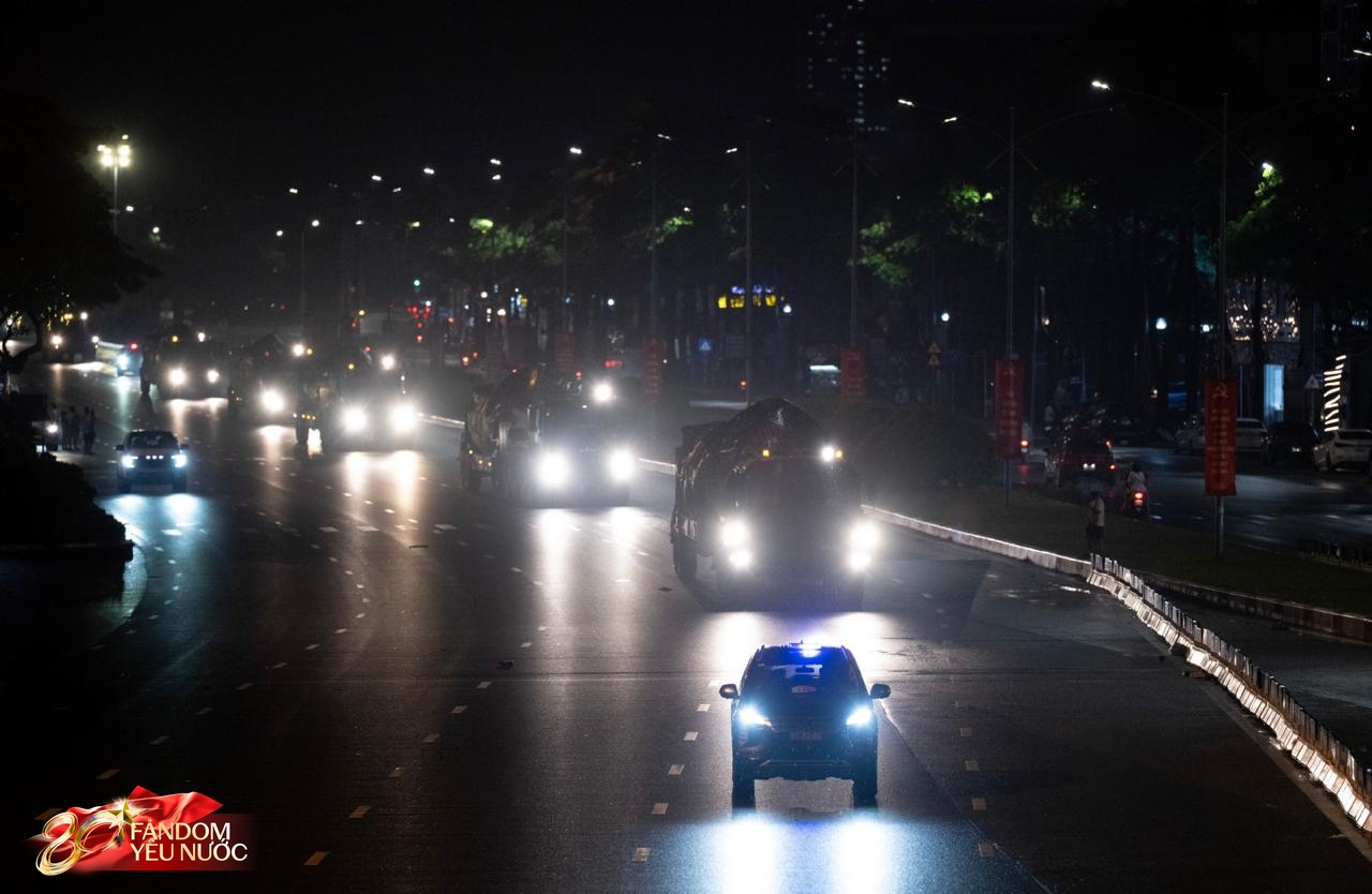 Dàn khí tài tham gia diễu binh, diễu hành di chuyển về trung tâm Hà Nội trong đêm mưa- Ảnh 1.