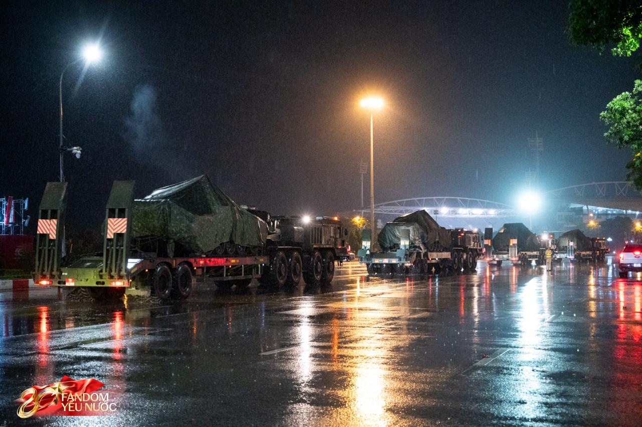 Dàn khí tài tham gia diễu binh, diễu hành di chuyển về trung tâm Hà Nội trong đêm mưa- Ảnh 22.