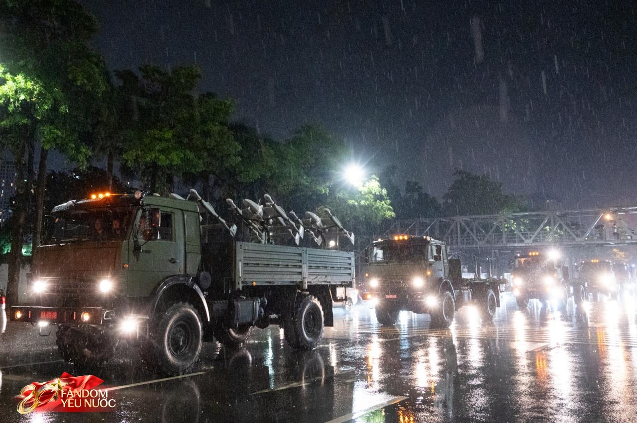 Dàn khí tài tham gia diễu binh, diễu hành di chuyển về trung tâm Hà Nội trong đêm mưa- Ảnh 26.