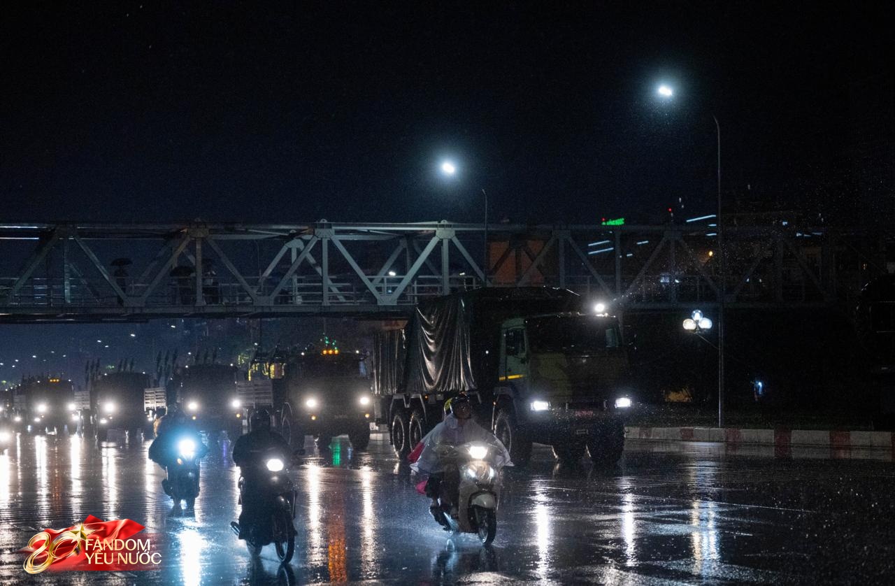 Dàn khí tài tham gia diễu binh, diễu hành di chuyển về trung tâm Hà Nội trong đêm mưa- Ảnh 11.