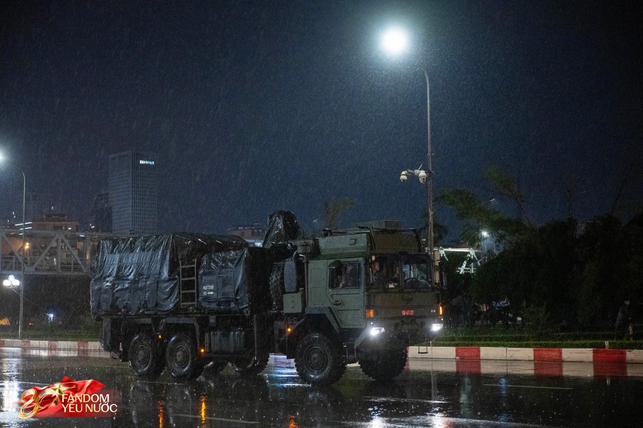 Dàn khí tài tham gia diễu binh, diễu hành di chuyển về trung tâm Hà Nội trong đêm mưa- Ảnh 13.