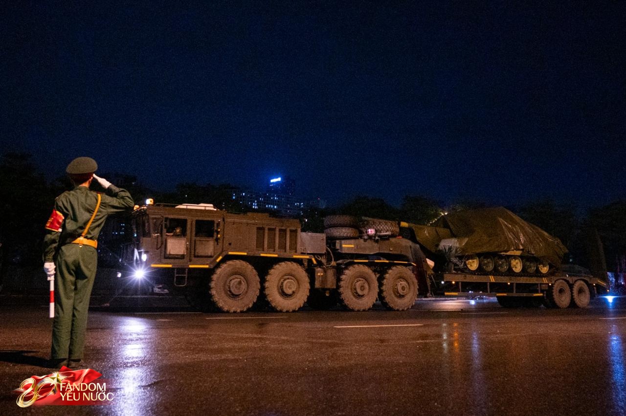 Dàn khí tài tham gia diễu binh, diễu hành di chuyển về trung tâm Hà Nội trong đêm mưa- Ảnh 8.