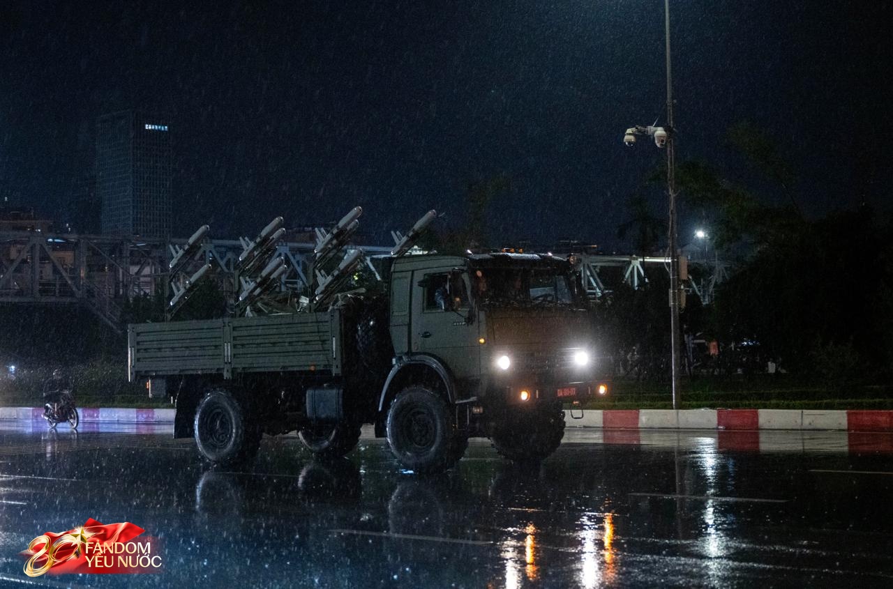 Dàn khí tài tham gia diễu binh, diễu hành di chuyển về trung tâm Hà Nội trong đêm mưa- Ảnh 12.