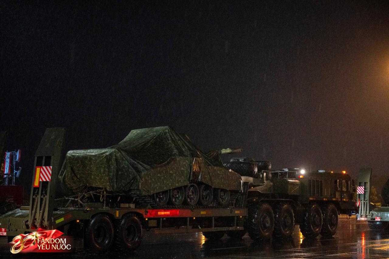 Dàn khí tài tham gia diễu binh, diễu hành di chuyển về trung tâm Hà Nội trong đêm mưa- Ảnh 20.