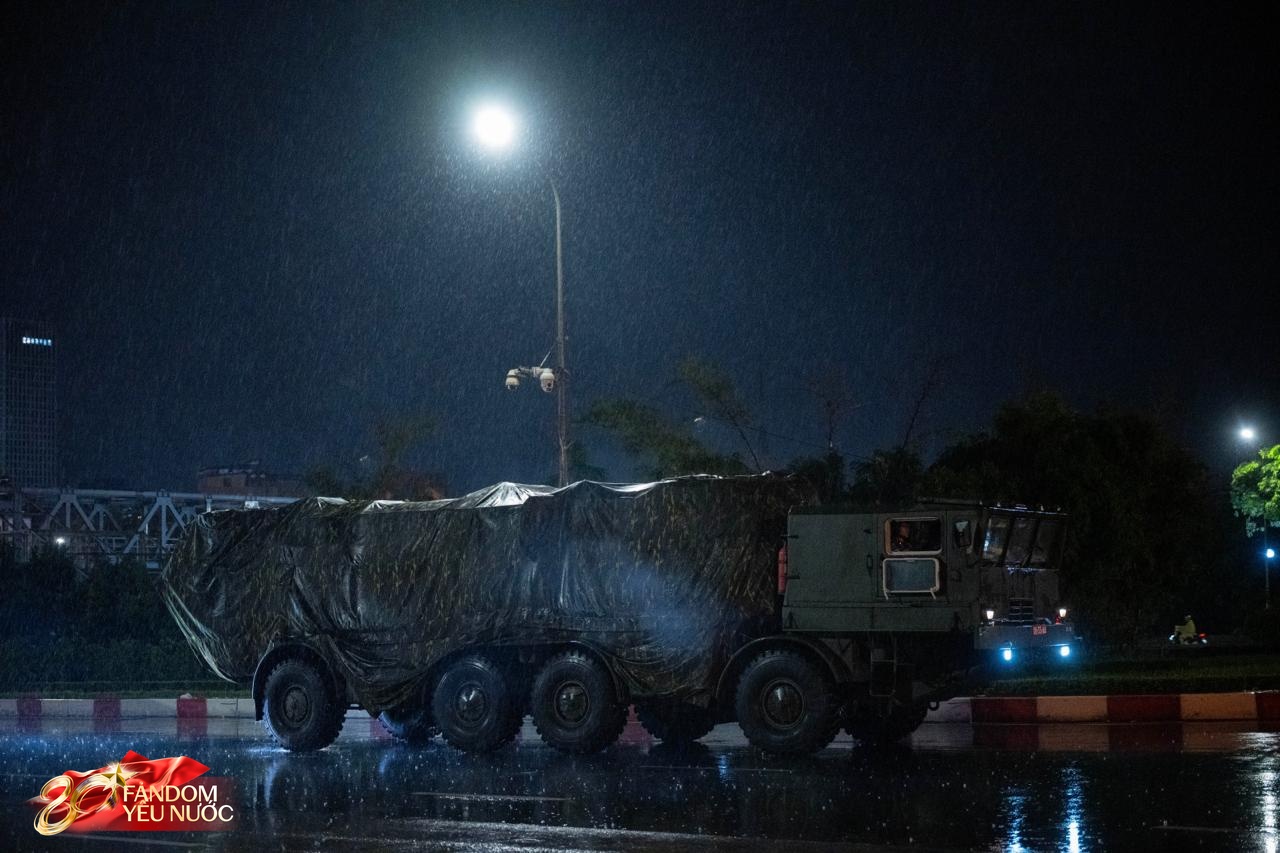 Dàn khí tài tham gia diễu binh, diễu hành di chuyển về trung tâm Hà Nội trong đêm mưa- Ảnh 18.