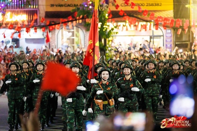 Sơn Tùng có thể sĩ đến hết đời: Khối diễu binh vừa đi vừa hát bản hit 10 năm tuổi, nhân dân đứng quanh cùng hoà ca!- Ảnh 4.