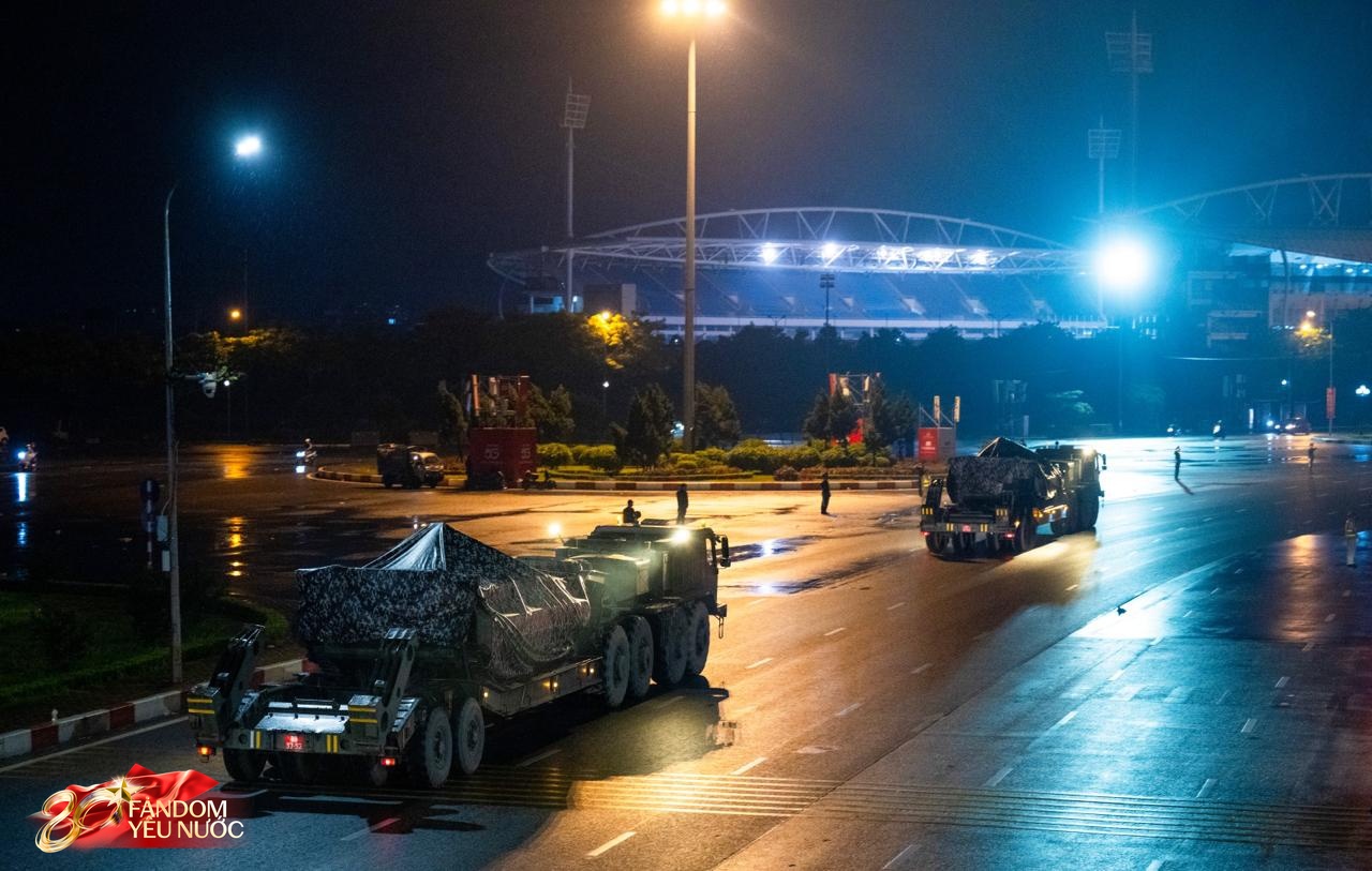 Dàn khí tài tham gia diễu binh, diễu hành di chuyển về trung tâm Hà Nội trong đêm mưa- Ảnh 3.