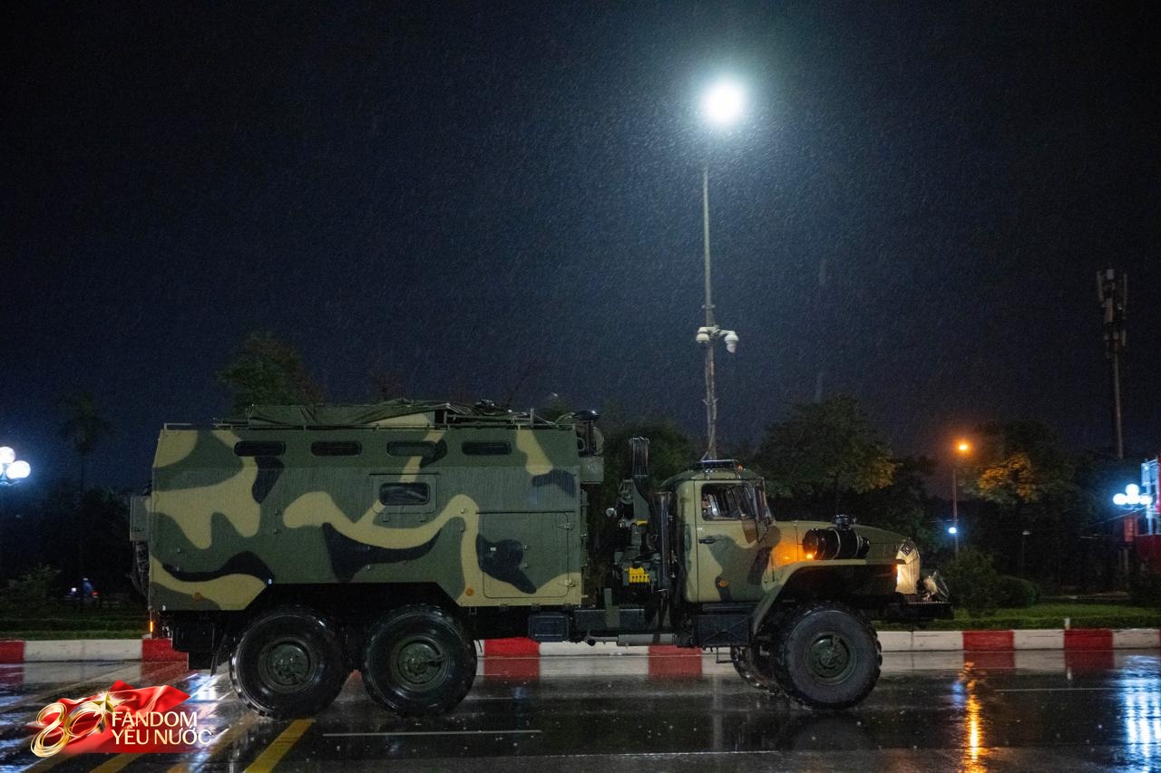 Dàn khí tài tham gia diễu binh, diễu hành di chuyển về trung tâm Hà Nội trong đêm mưa- Ảnh 19.
