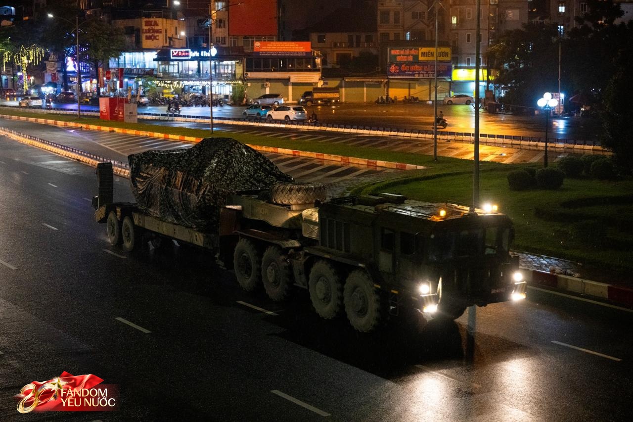 Dàn khí tài tham gia diễu binh, diễu hành di chuyển về trung tâm Hà Nội trong đêm mưa- Ảnh 6.