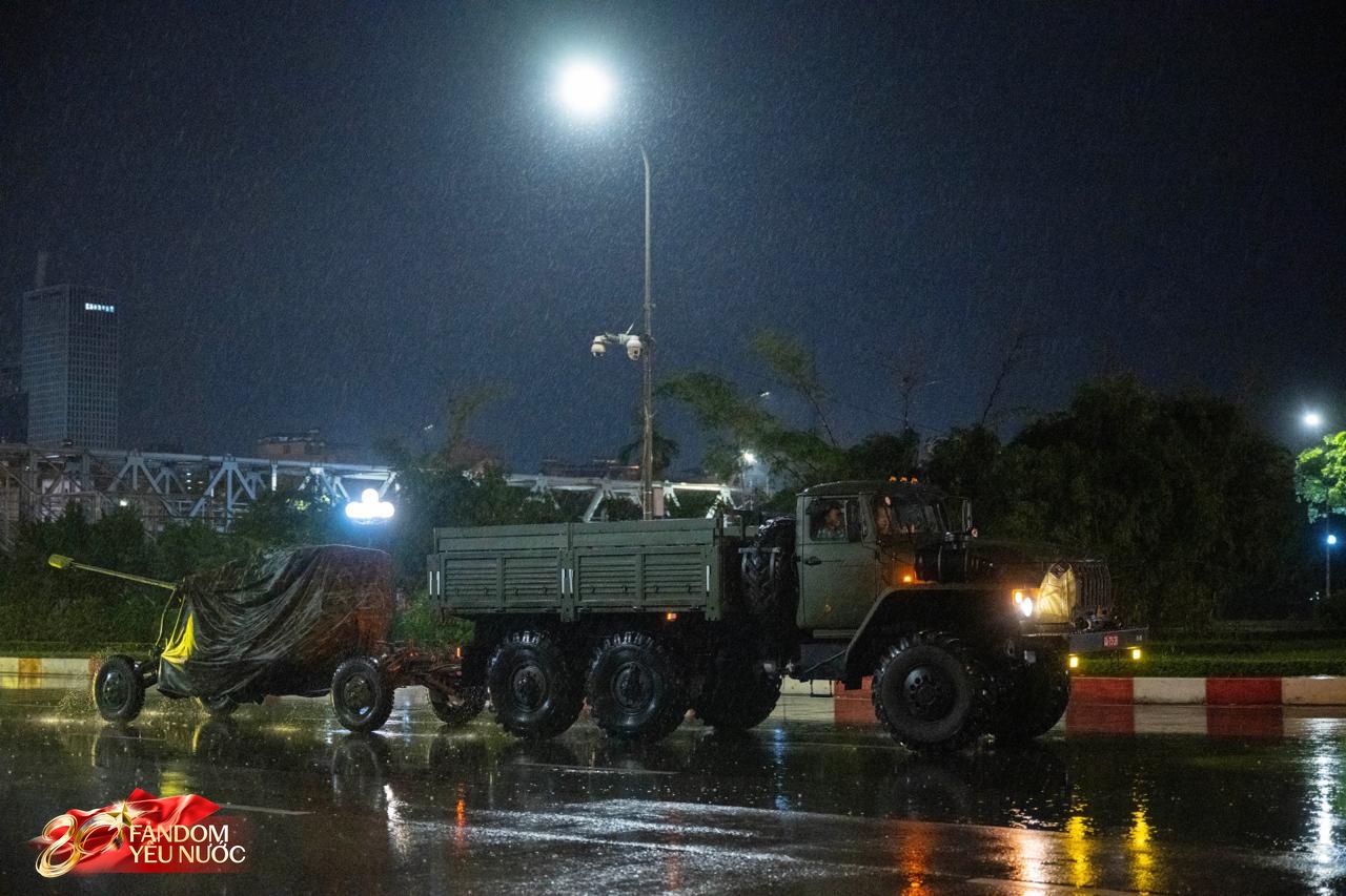 Dàn khí tài tham gia diễu binh, diễu hành di chuyển về trung tâm Hà Nội trong đêm mưa- Ảnh 16.