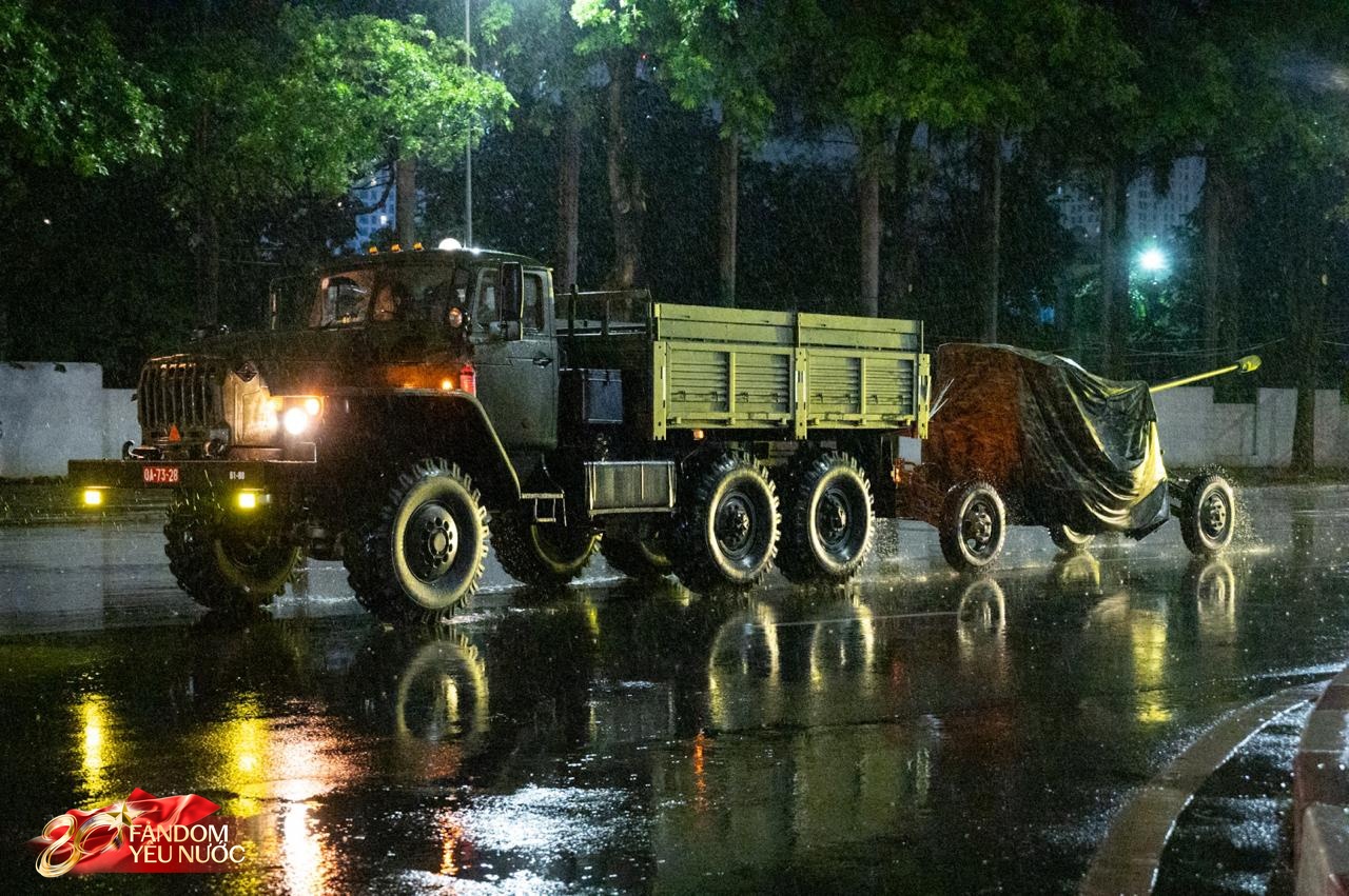 Dàn khí tài tham gia diễu binh, diễu hành di chuyển về trung tâm Hà Nội trong đêm mưa- Ảnh 23.