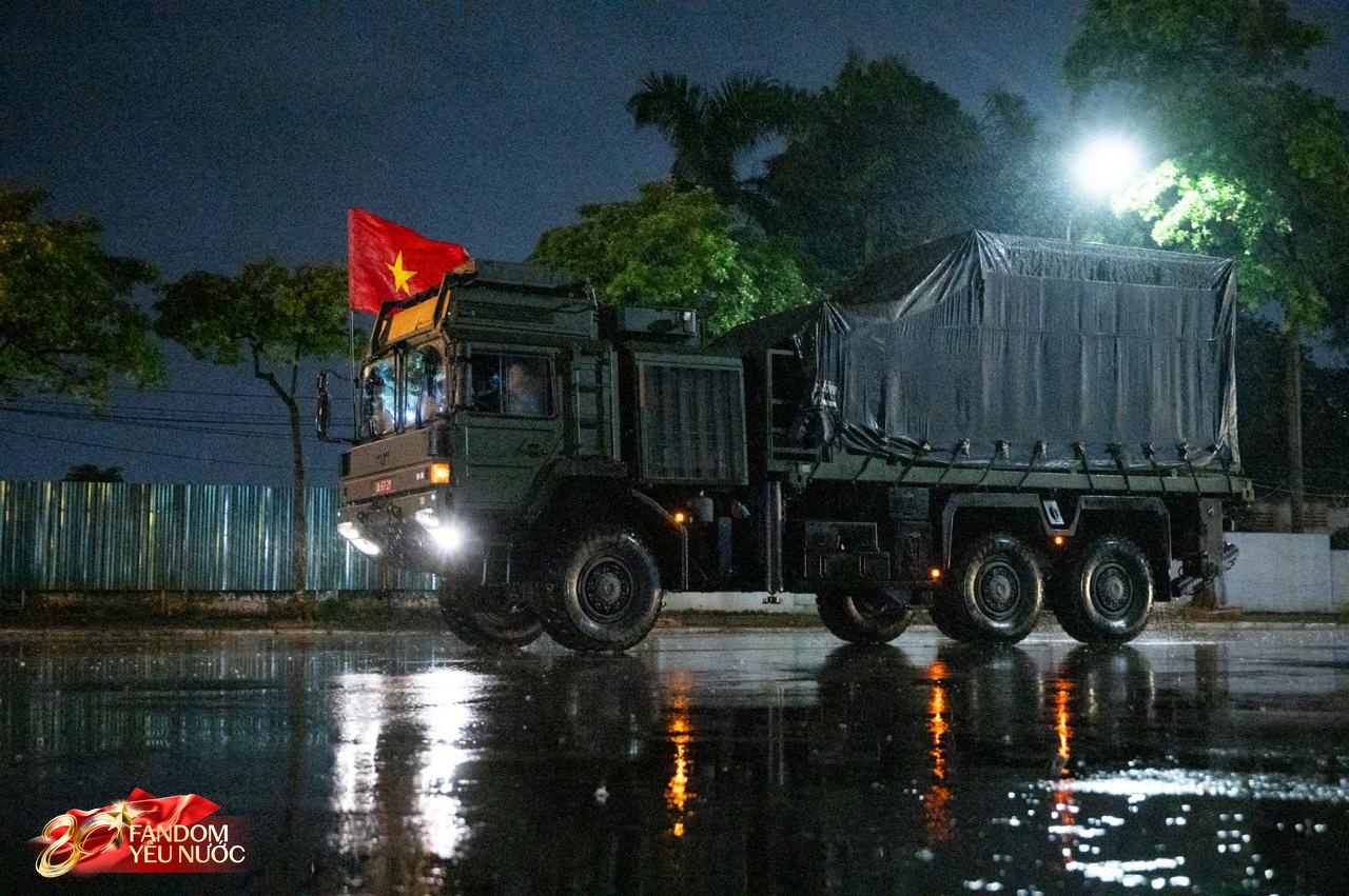 Dàn khí tài tham gia diễu binh, diễu hành di chuyển về trung tâm Hà Nội trong đêm mưa- Ảnh 24.
