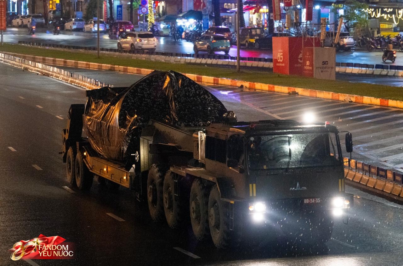 Dàn khí tài tham gia diễu binh, diễu hành di chuyển về trung tâm Hà Nội trong đêm mưa- Ảnh 4.