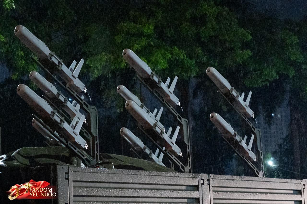 Dàn khí tài tham gia diễu binh, diễu hành di chuyển về trung tâm Hà Nội trong đêm mưa- Ảnh 27.