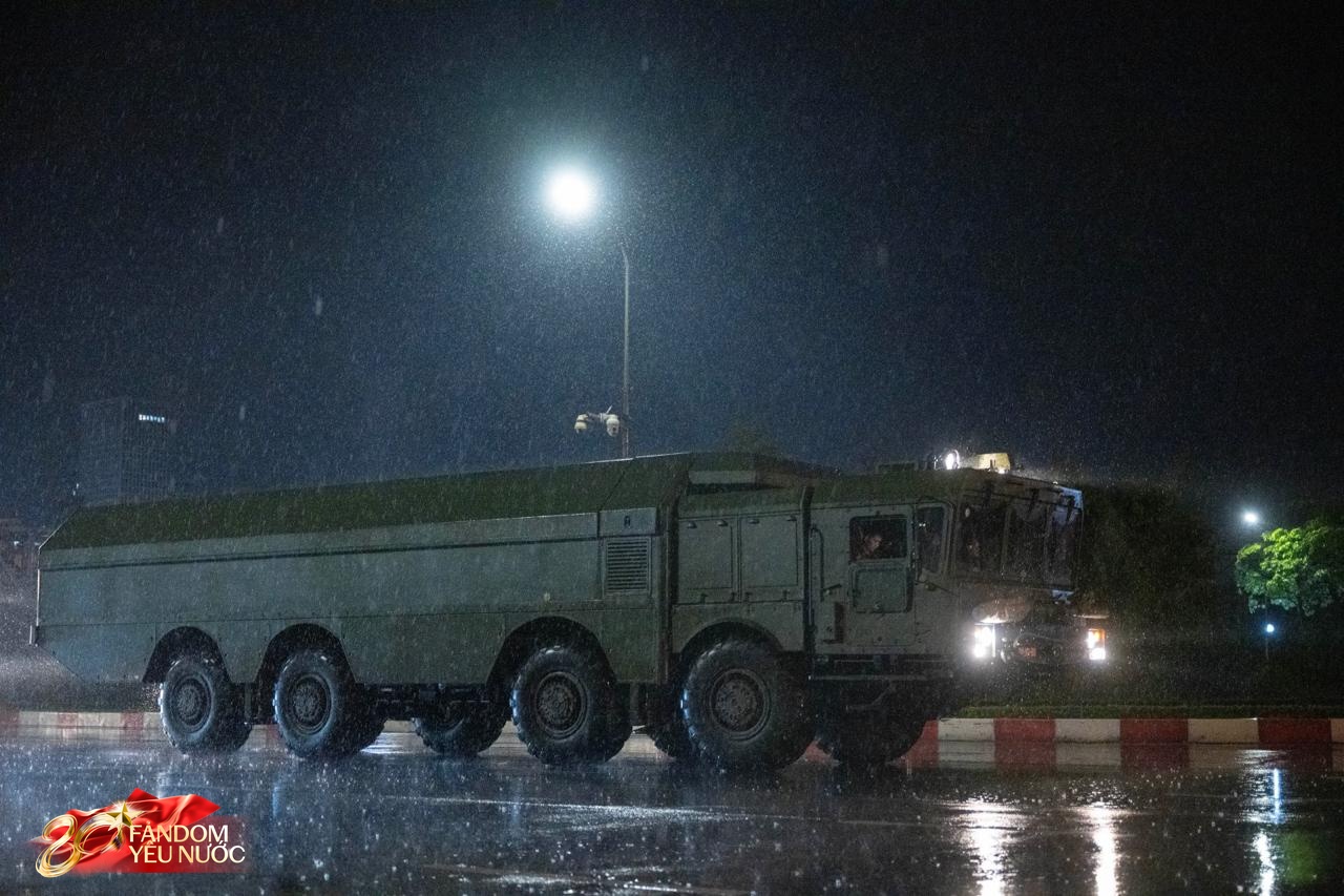 Dàn khí tài tham gia diễu binh, diễu hành di chuyển về trung tâm Hà Nội trong đêm mưa- Ảnh 17.