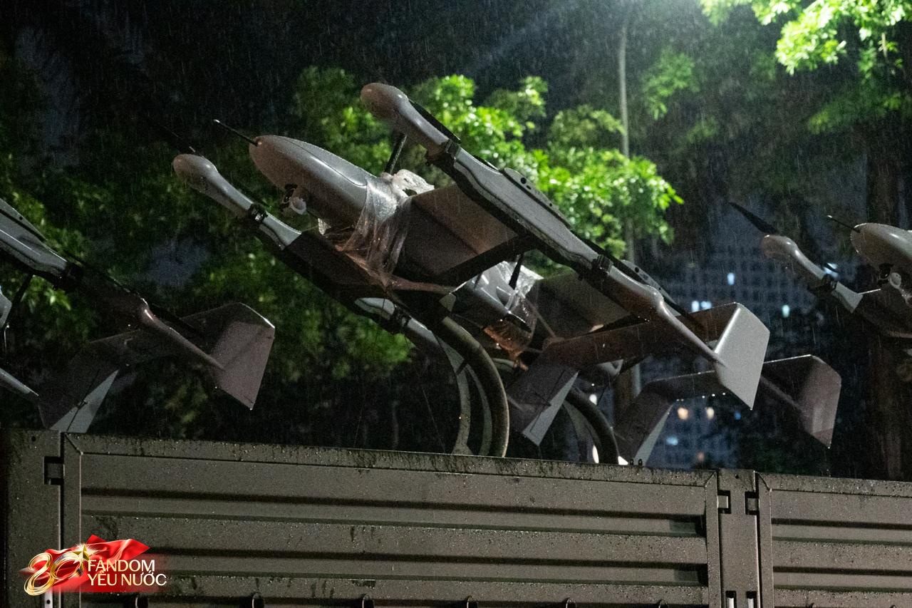 Dàn khí tài tham gia diễu binh, diễu hành di chuyển về trung tâm Hà Nội trong đêm mưa- Ảnh 28.