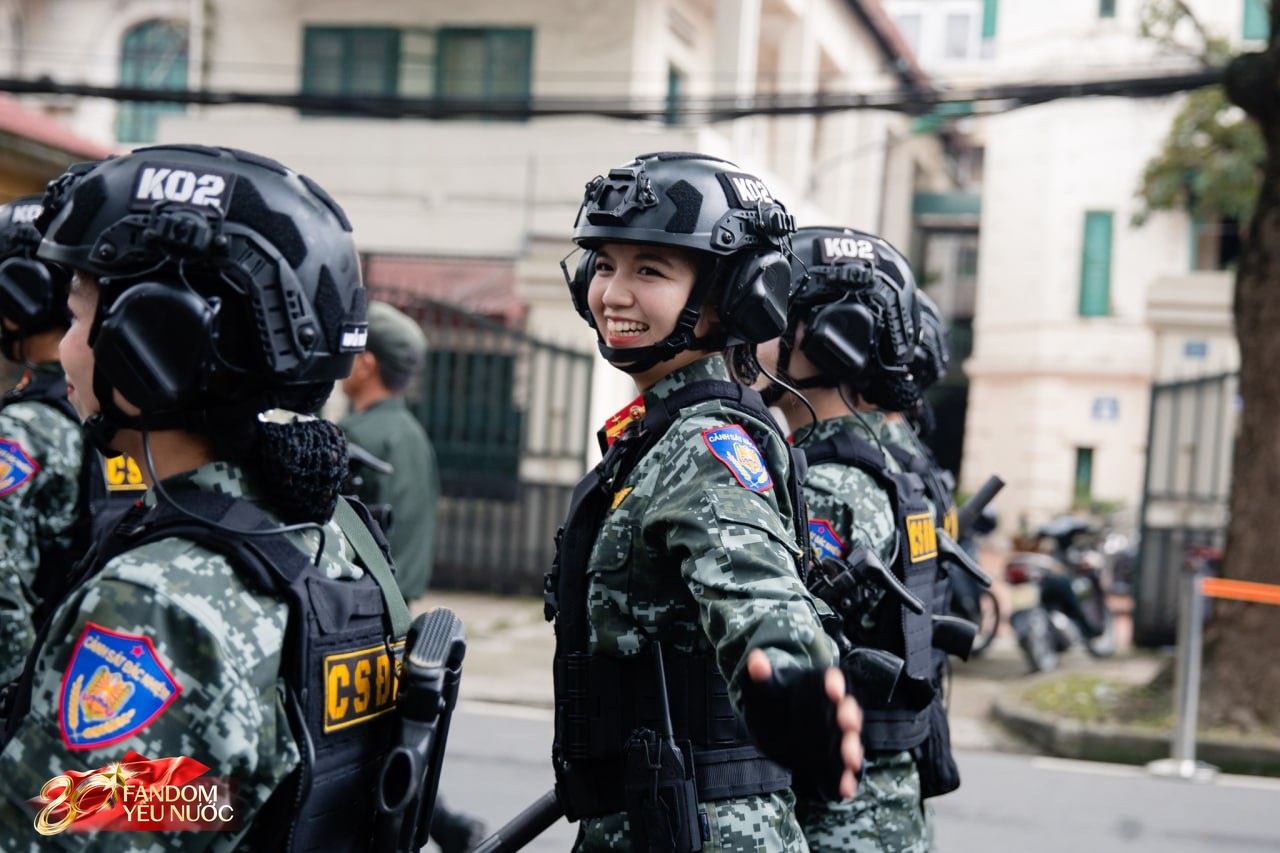 10 nữ quân nhân Việt Nam chỉ cần nở nụ cười là khuynh đảo mạng xã hội- Ảnh 4.