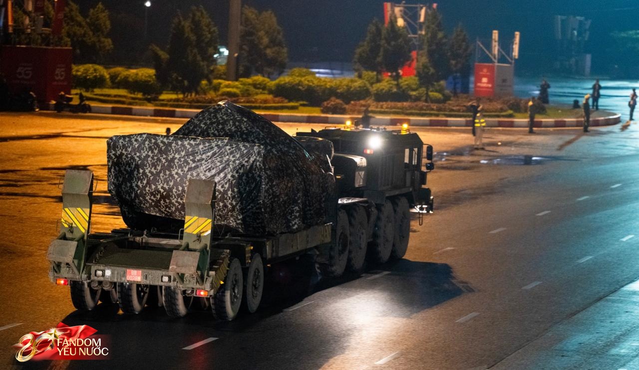 Dàn khí tài tham gia diễu binh, diễu hành di chuyển về trung tâm Hà Nội trong đêm mưa- Ảnh 5.