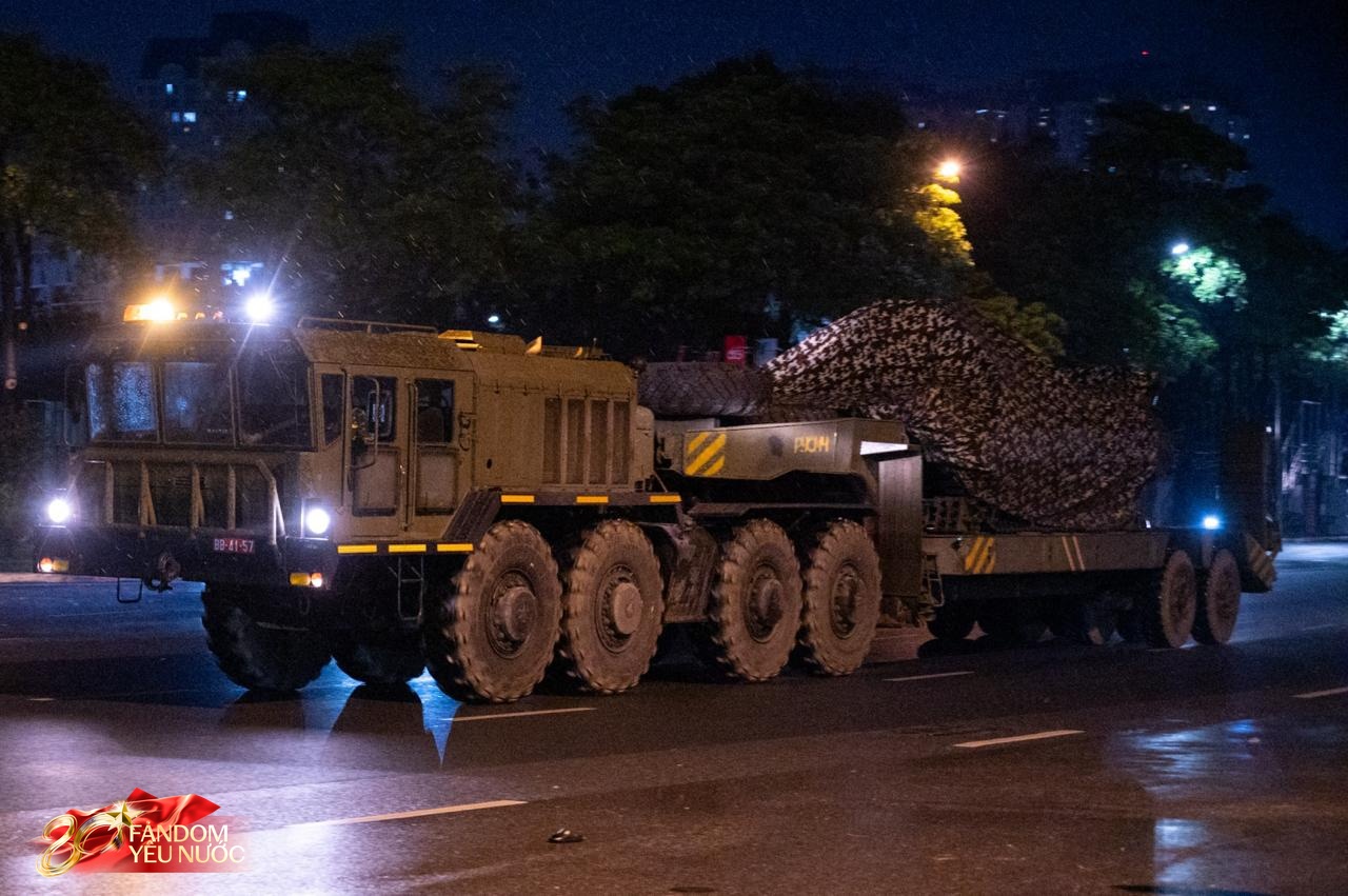 Dàn khí tài tham gia diễu binh, diễu hành di chuyển về trung tâm Hà Nội trong đêm mưa- Ảnh 7.