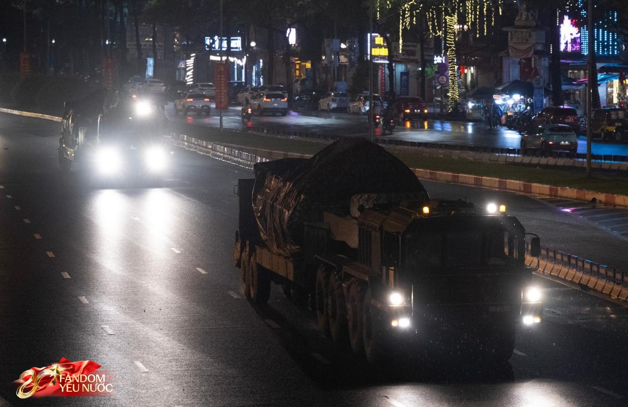 Dàn khí tài tham gia diễu binh, diễu hành di chuyển về trung tâm Hà Nội trong đêm mưa- Ảnh 2.