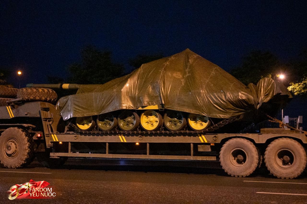 Dàn khí tài tham gia diễu binh, diễu hành di chuyển về trung tâm Hà Nội trong đêm mưa- Ảnh 9.