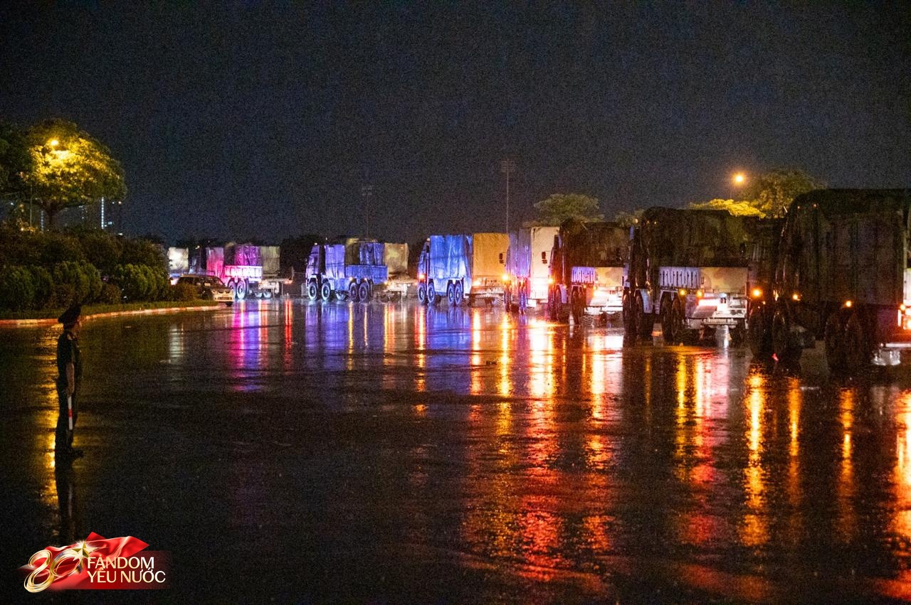 Dàn khí tài tham gia diễu binh, diễu hành di chuyển về trung tâm Hà Nội trong đêm mưa- Ảnh 21.