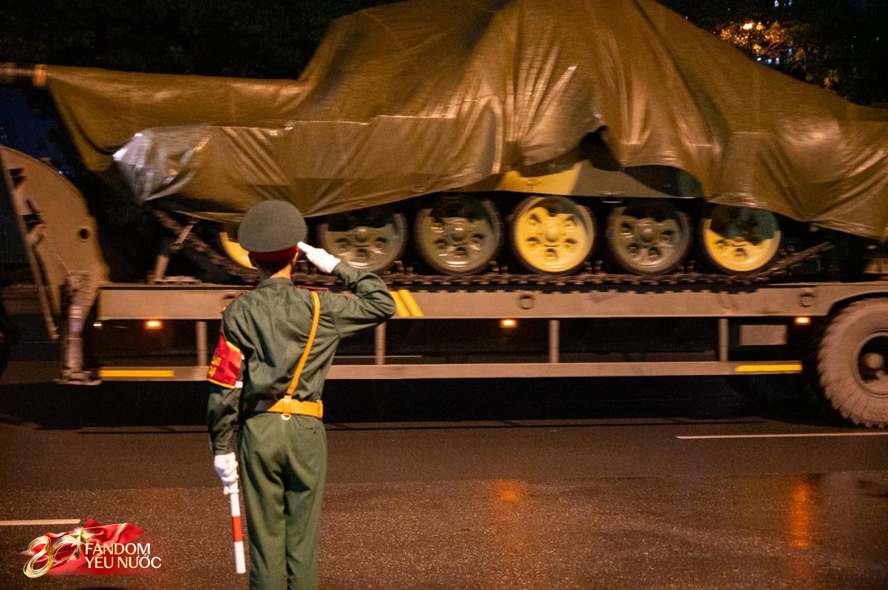 Dàn khí tài tham gia diễu binh, diễu hành di chuyển về trung tâm Hà Nội trong đêm mưa- Ảnh 10.