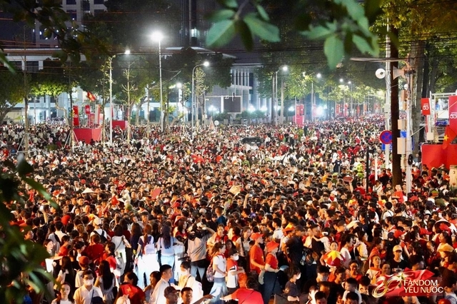 Sơn Tùng có thể sĩ đến hết đời: Khối diễu binh vừa đi vừa hát bản hit 10 năm tuổi, nhân dân đứng quanh cùng hoà ca!- Ảnh 2.