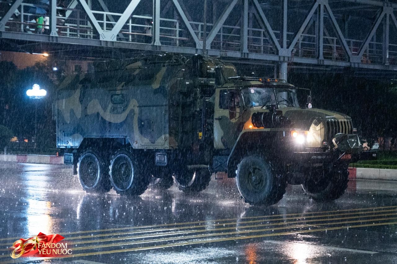 Dàn khí tài tham gia diễu binh, diễu hành di chuyển về trung tâm Hà Nội trong đêm mưa- Ảnh 15.