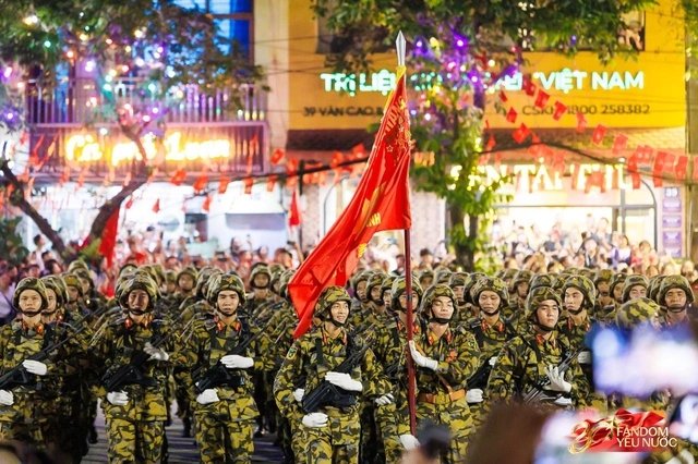 Sơn Tùng có thể sĩ đến hết đời: Khối diễu binh vừa đi vừa hát bản hit 10 năm tuổi, nhân dân đứng quanh cùng hoà ca!- Ảnh 3.