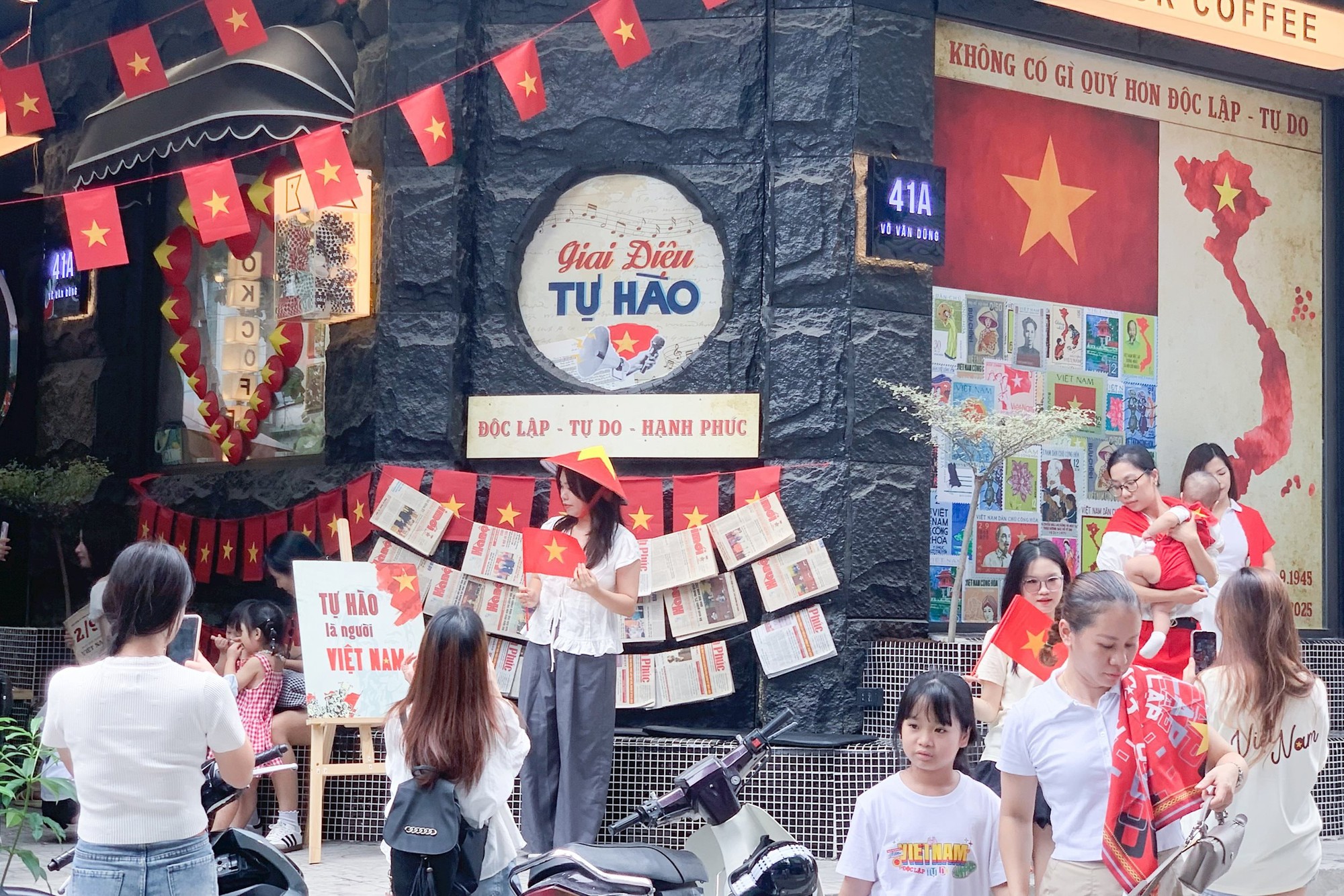 Quán cà phê Hà Nội bán chỗ ngồi từ 250 -1 triệu đồng xem diễu binh, ngày 2/9 đã hết chỗ- Ảnh 1.