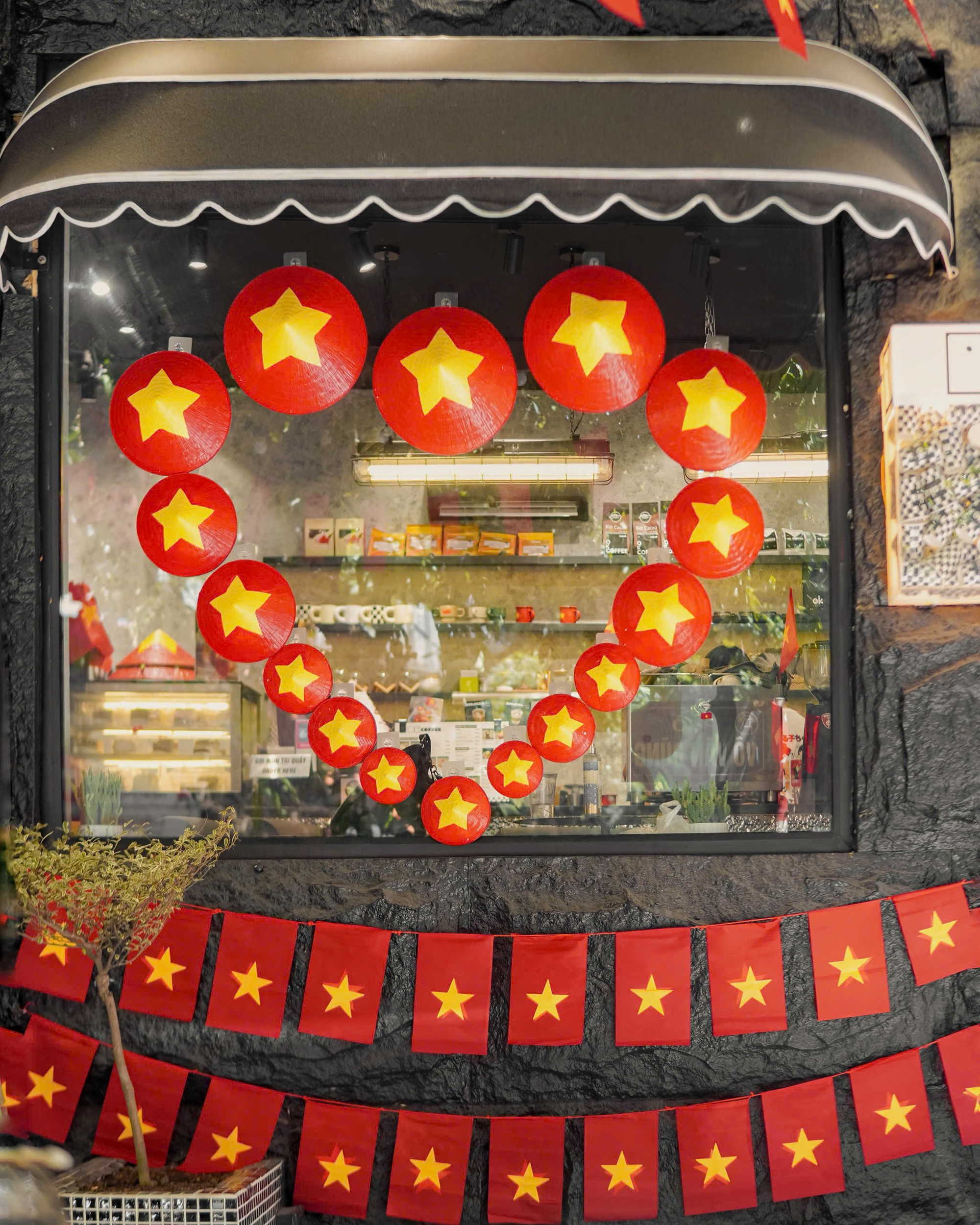 Quán cà phê Hà Nội bán chỗ ngồi từ 250 -1 triệu đồng xem diễu binh, ngày 2/9 đã hết chỗ- Ảnh 3.