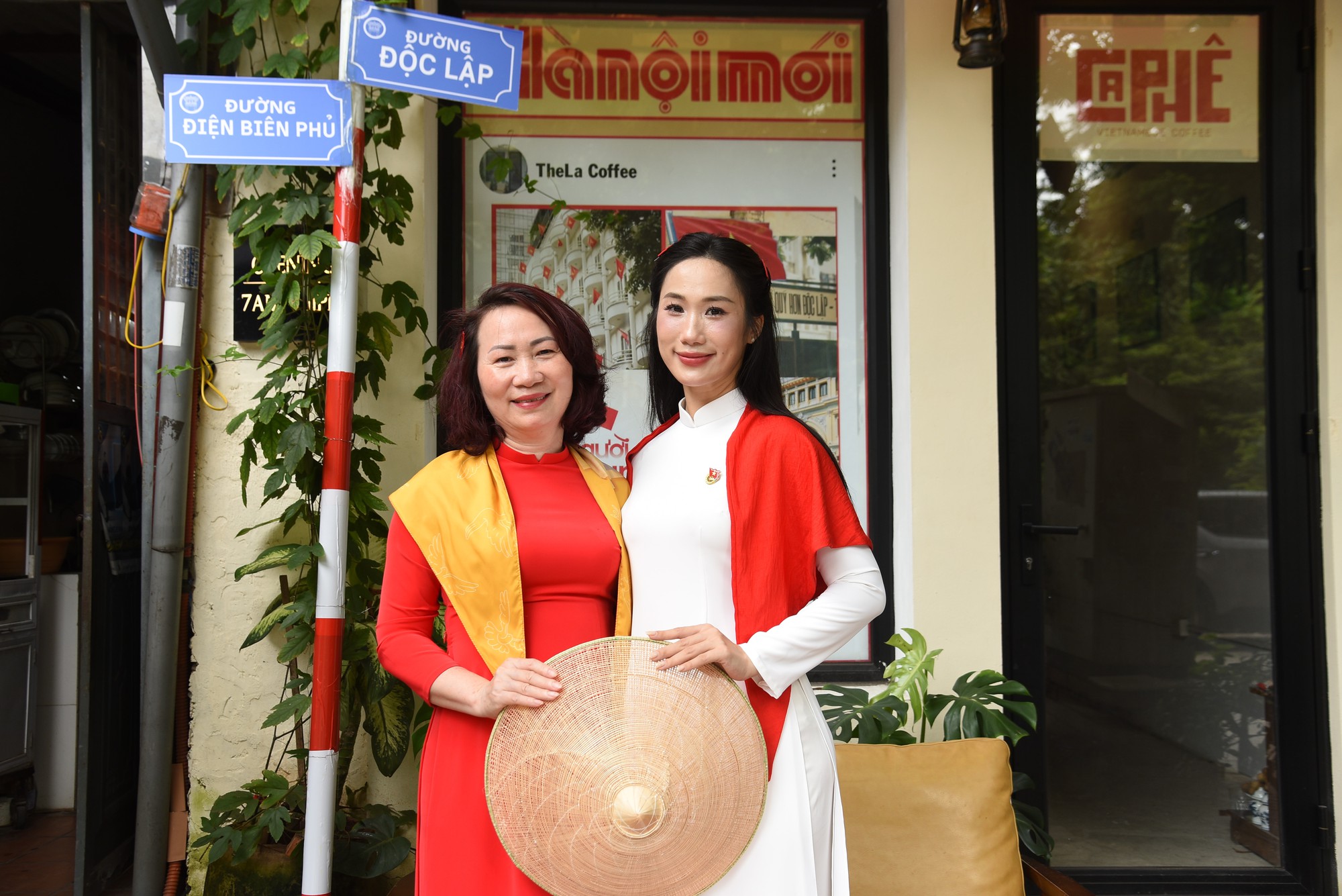 Quán cà phê Hà Nội bán chỗ ngồi từ 250 -1 triệu đồng xem diễu binh, ngày 2/9 đã hết chỗ- Ảnh 2.