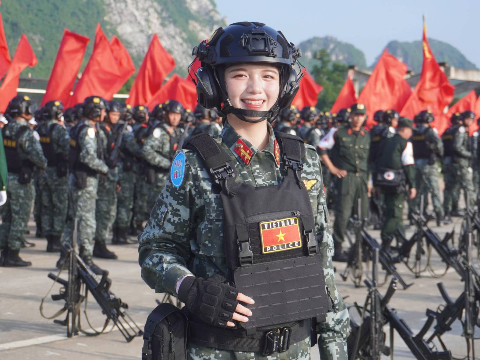 10 nữ quân nhân Việt Nam chỉ cần nở nụ cười là khuynh đảo mạng xã hội- Ảnh 5.