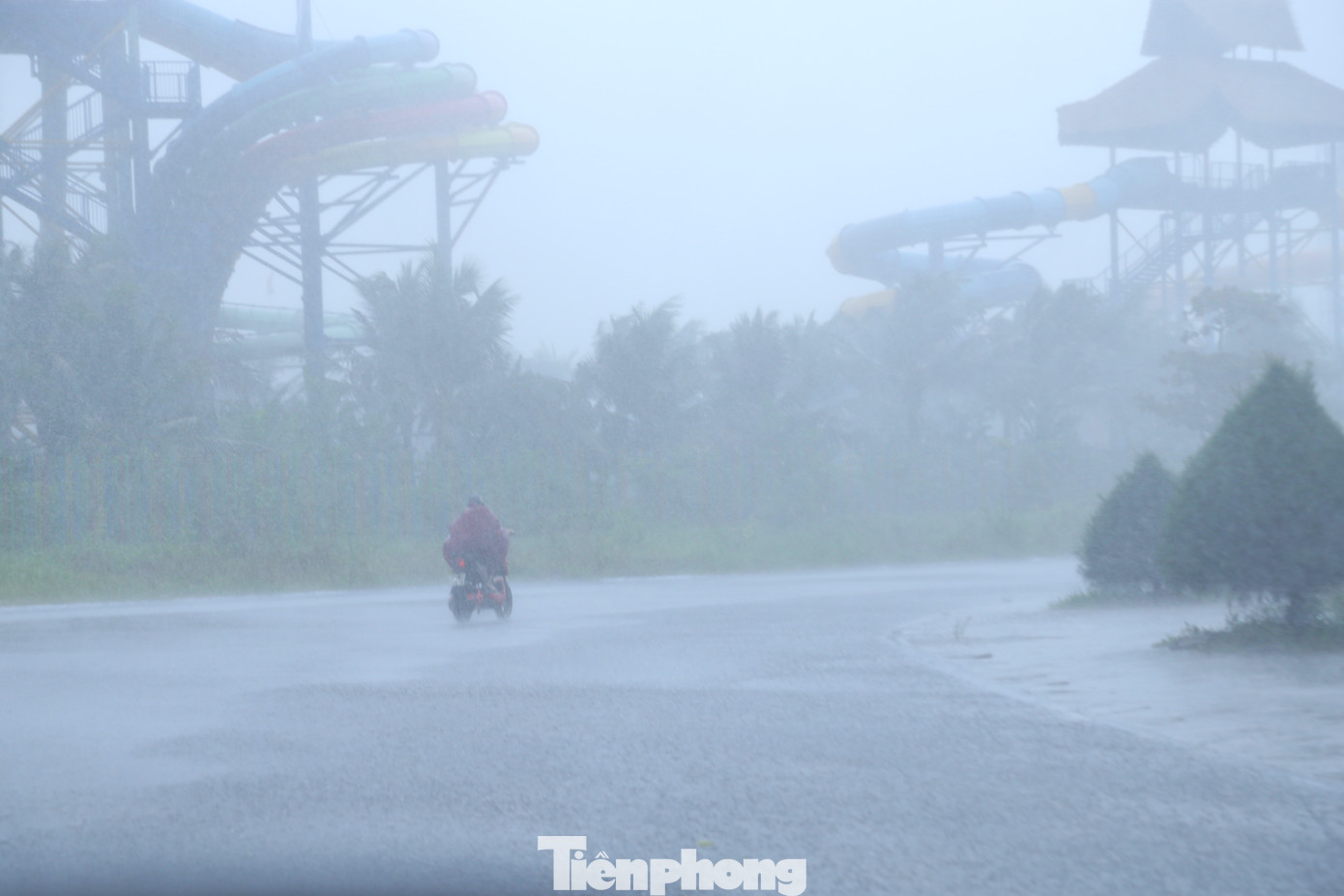 Bão số 5 chuẩn bị đổ bộ: Nhiều khu vực bắt đầu mưa trắng trời, hạn chế đi trên quốc lộ 1A, cao tốc Bắc - Nam qua Nghệ An- Ảnh 7.
