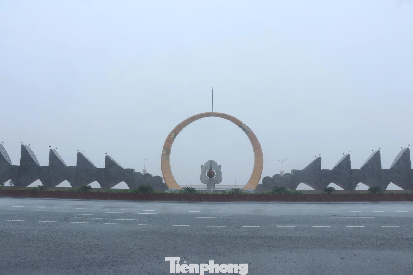 Bão số 5 chuẩn bị đổ bộ: Nhiều khu vực bắt đầu mưa trắng trời, hạn chế đi trên quốc lộ 1A, cao tốc Bắc - Nam qua Nghệ An- Ảnh 2.