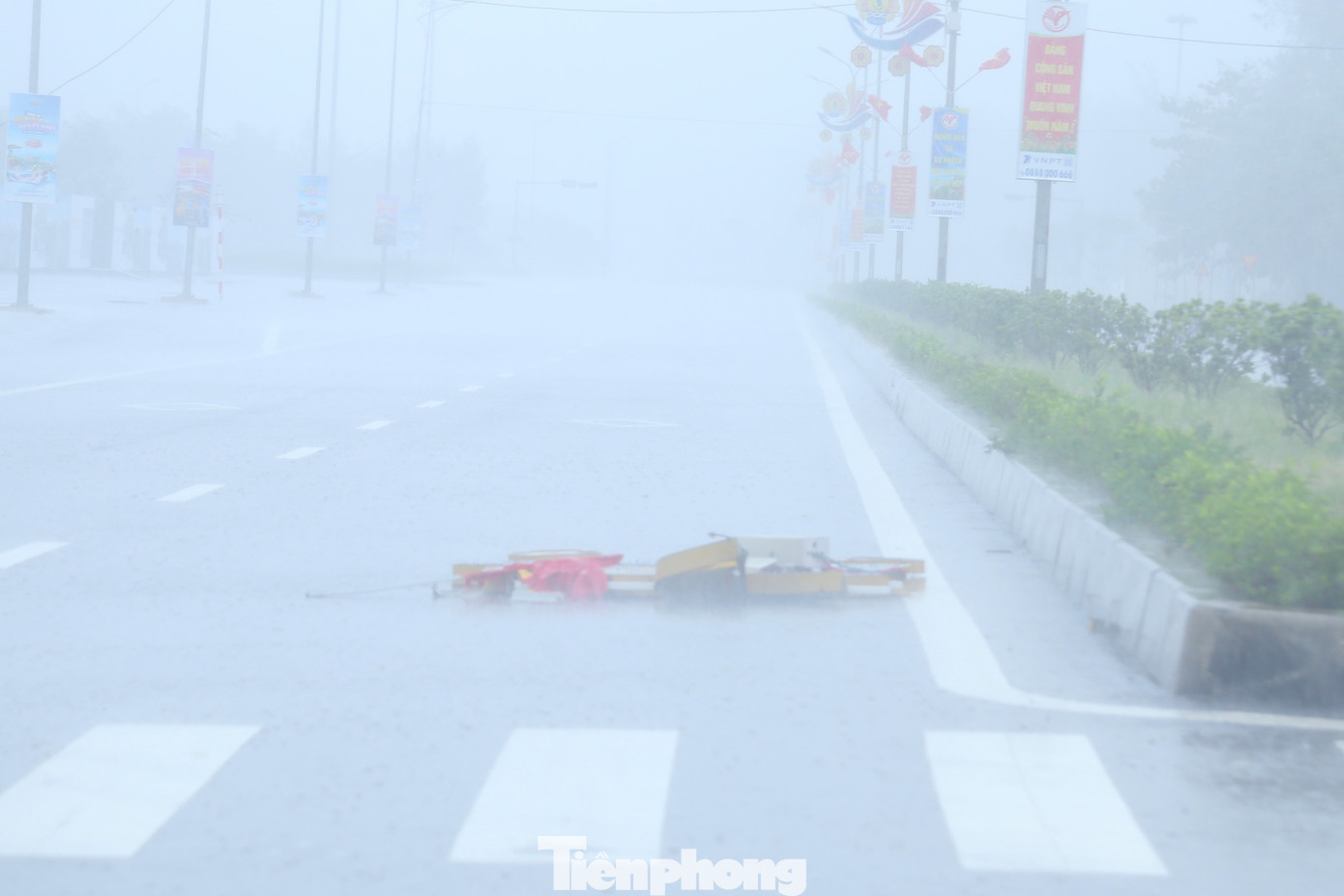 Bão số 5 chuẩn bị đổ bộ: Nhiều khu vực bắt đầu mưa trắng trời, hạn chế đi trên quốc lộ 1A, cao tốc Bắc - Nam qua Nghệ An- Ảnh 4.