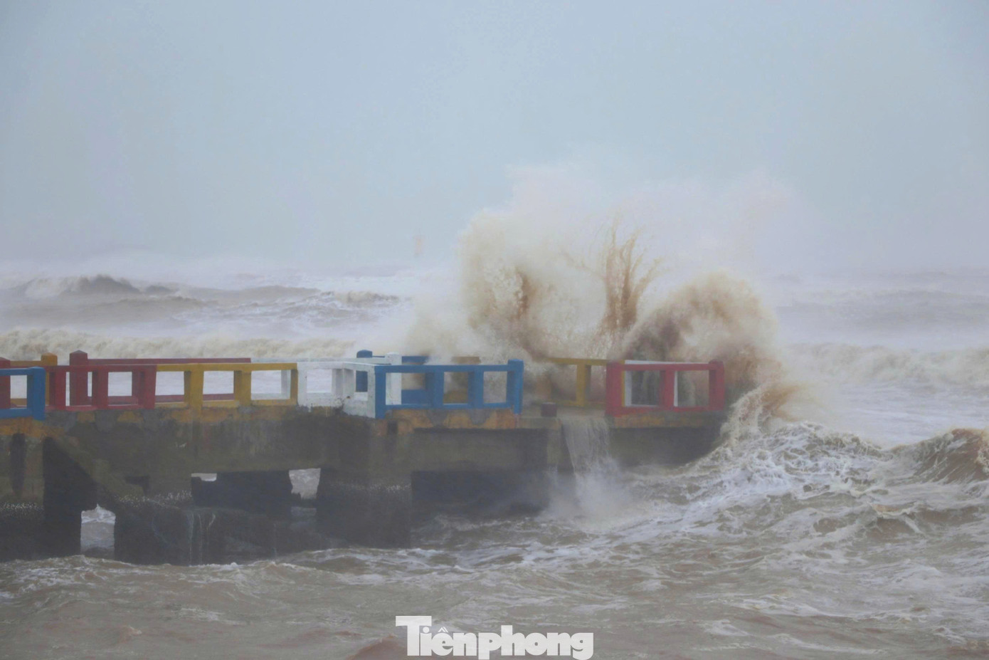 Bão số 5 chuẩn bị đổ bộ: Nhiều khu vực bắt đầu mưa trắng trời, hạn chế đi trên quốc lộ 1A, cao tốc Bắc - Nam qua Nghệ An- Ảnh 9.