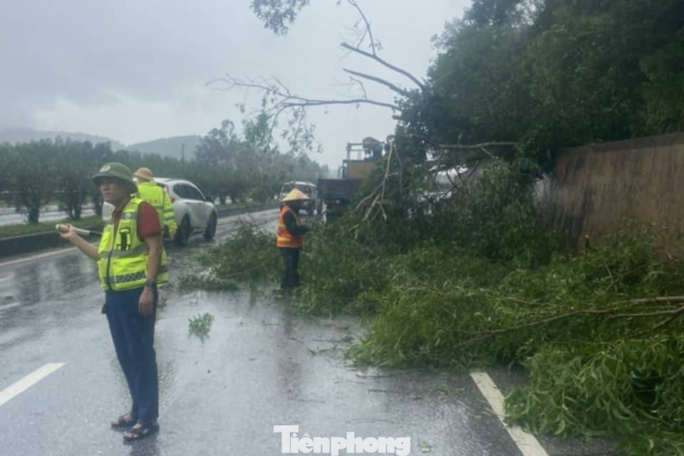 Bão số 5 chuẩn bị đổ bộ: Nhiều khu vực bắt đầu mưa trắng trời, hạn chế đi trên quốc lộ 1A, cao tốc Bắc - Nam qua Nghệ An- Ảnh 11.