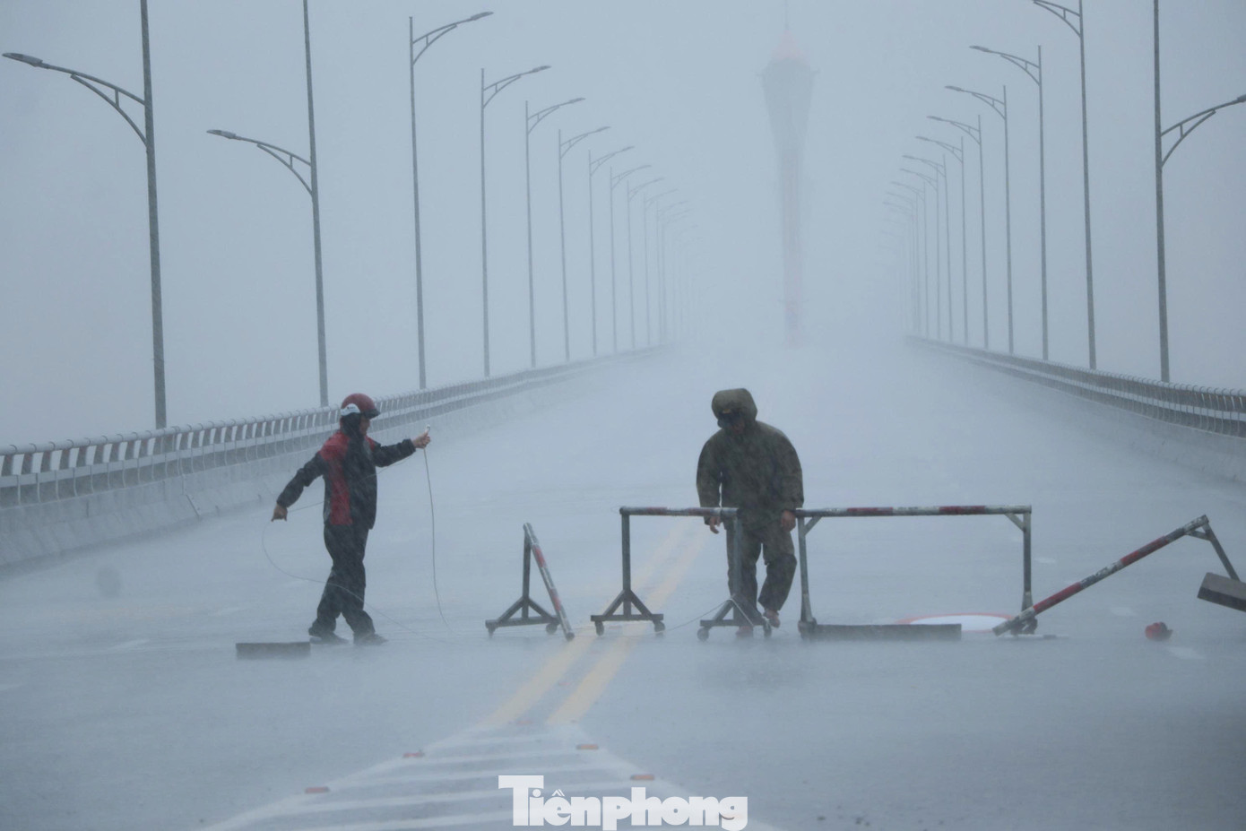 Bão số 5 chuẩn bị đổ bộ: Nhiều khu vực bắt đầu mưa trắng trời, hạn chế đi trên quốc lộ 1A, cao tốc Bắc - Nam qua Nghệ An- Ảnh 10.